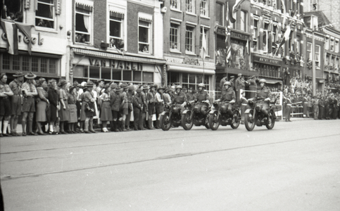 858184 Afbeelding van de Memorial D-Day Parade op het Vredenburg te Utrecht.